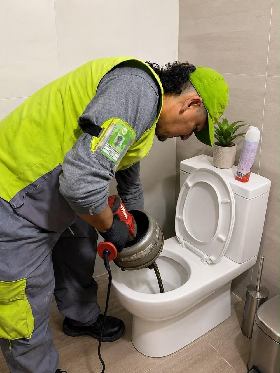 Técnico de ASIU haciendo sondeo de un sanitario
