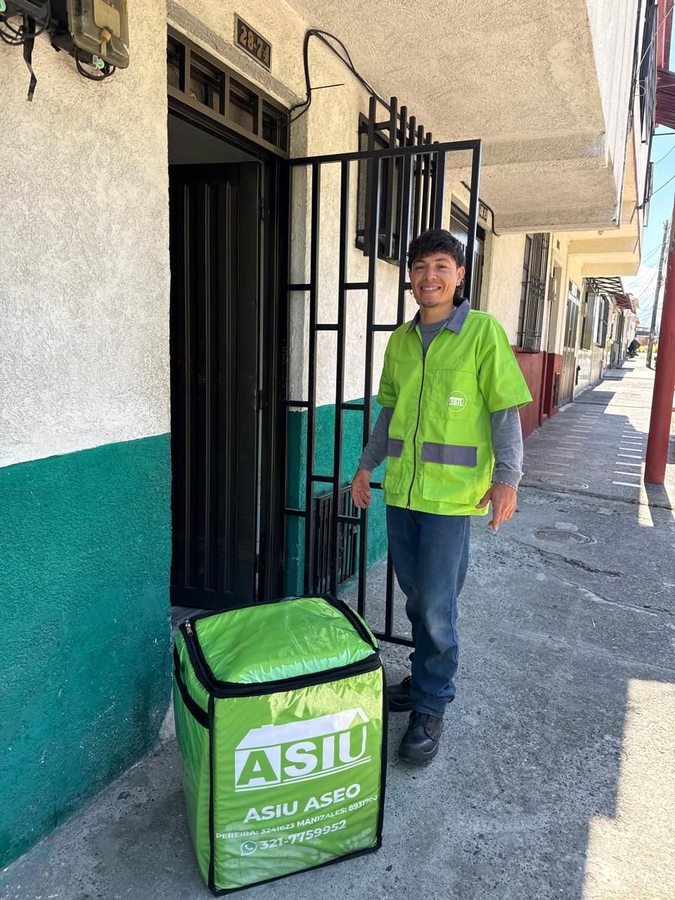 Técnico de ASIU con uniforme y maleta de herramientas llegando al hogar de un cliente